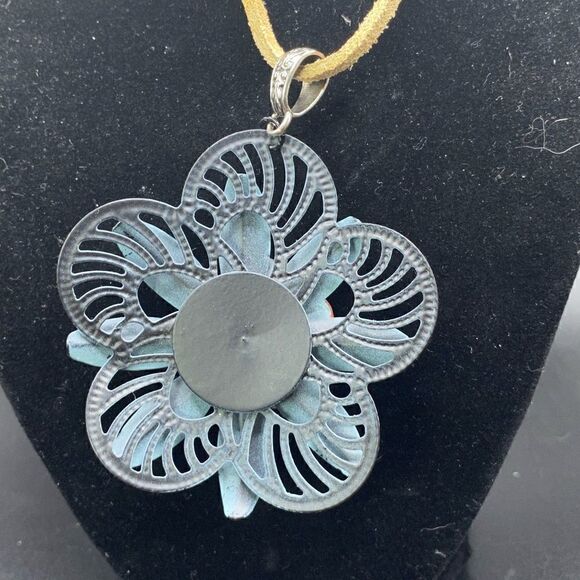 Metal industrial green flower rust center rhinestone handtie pendant suede cord - Picture 12 of 15